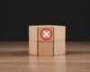 71523067-de-madeira-blocos-com-uma-vermelho-circulado-x-simbolo-significando-rejeicao-negacao-cancelamento-ou-erro-em-uma-de-madeira-mesa-contra-uma-sombrio-fundo-foto
