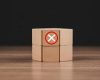 71523067-de-madeira-blocos-com-uma-vermelho-circulado-x-simbolo-significando-rejeicao-negacao-cancelamento-ou-erro-em-uma-de-madeira-mesa-contra-uma-sombrio-fundo-foto